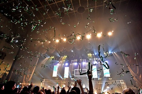 「ねぇバーディア」で発射された銀テープ。