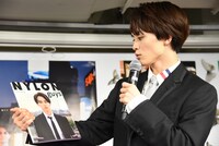 表紙を眺めるタクヤ（超特急）。