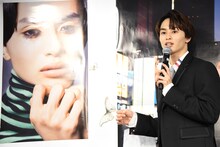 実際に涙を流して撮影したというカットについて説明するタクヤ（超特急）。