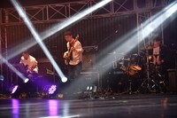 「MY COLOR」の世界観を生演奏で再現するバンドメンバー。