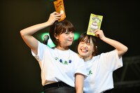 サトウ食品の切り餅「賀正いっぽん」を紹介するKaede（左）とNao☆（右）。