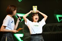 サトウ食品の切り餅「賀正いっぽん」を表情でアピールするNao☆（右）。