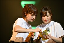 サトウ食品の切り餅「賀正いっぽん」のキャンペーン詳細を確認するKaede（左）とNao☆（右）。