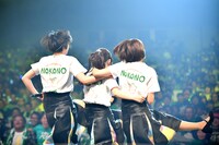 「圧倒的なスタイル」でラインダンスするNegiccoと観客。