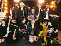 THE 夏の魔物、ゴ・ジーラ（BiS1st）、トリアエズ・ハナ（BiS1st）、映像作家・スミスの集合写真。