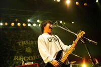 熊野和也（B, Vo / KUZIRA）（撮影：木下了太）