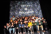 「TRUST NIGHT2018」出演者による集合写真。（撮影：木下了太）