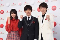 「第69回NHK紅白歌合戦」の司会者。左から紅組司会の広瀬すず、総合司会の内村光良、白組司会の櫻井翔。