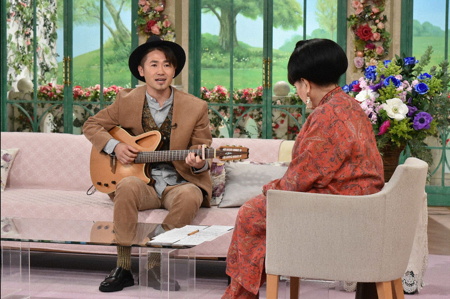 左からナオト・インティライミ、黒柳徹子。(c)テレビ朝日