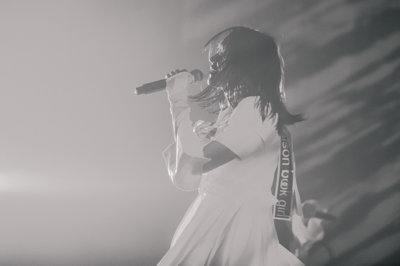 Maison book girl「Solitude Hotel 6F hiru」より、井上唯。（撮影：稲垣謙一）