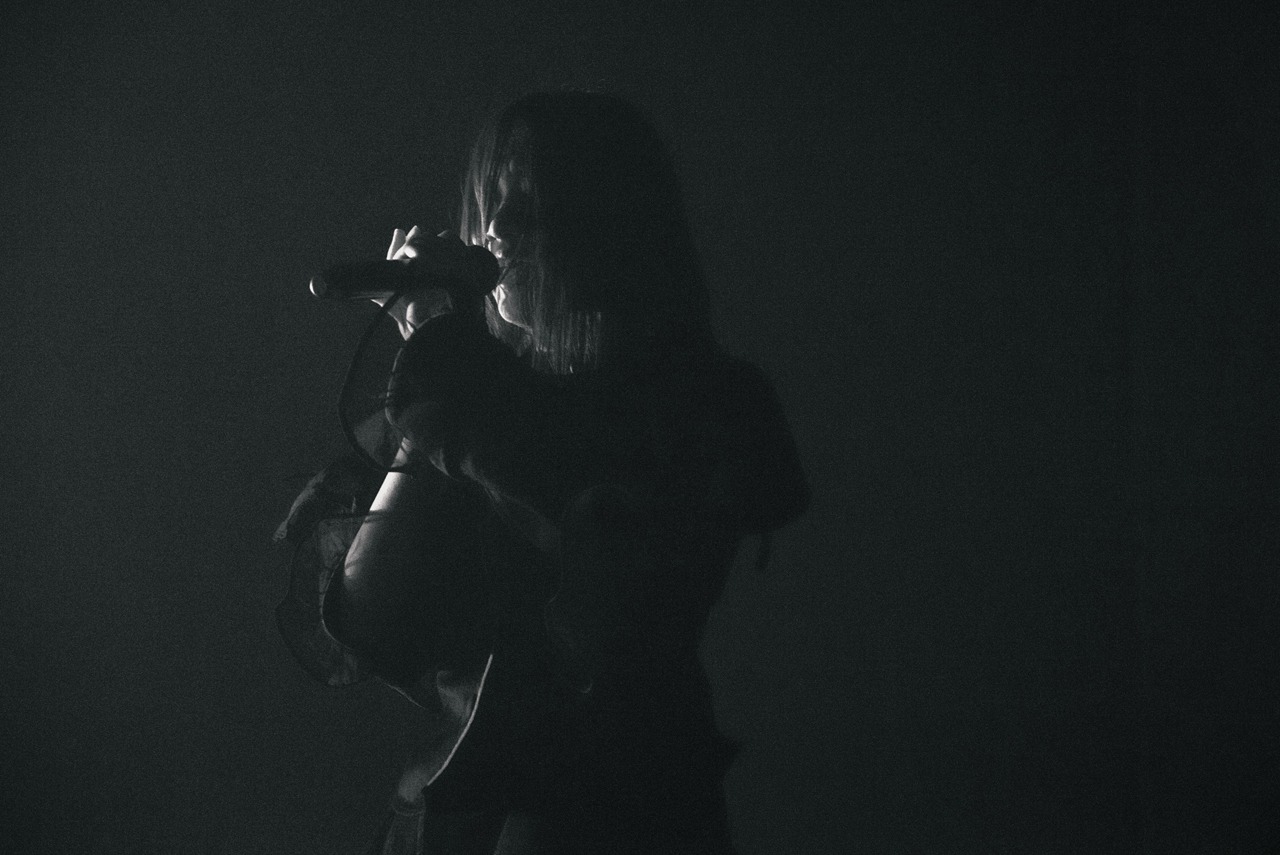 Maison book girl「Solitude Hotel 6F yoru」より、井上唯。（撮影：稲垣謙一）