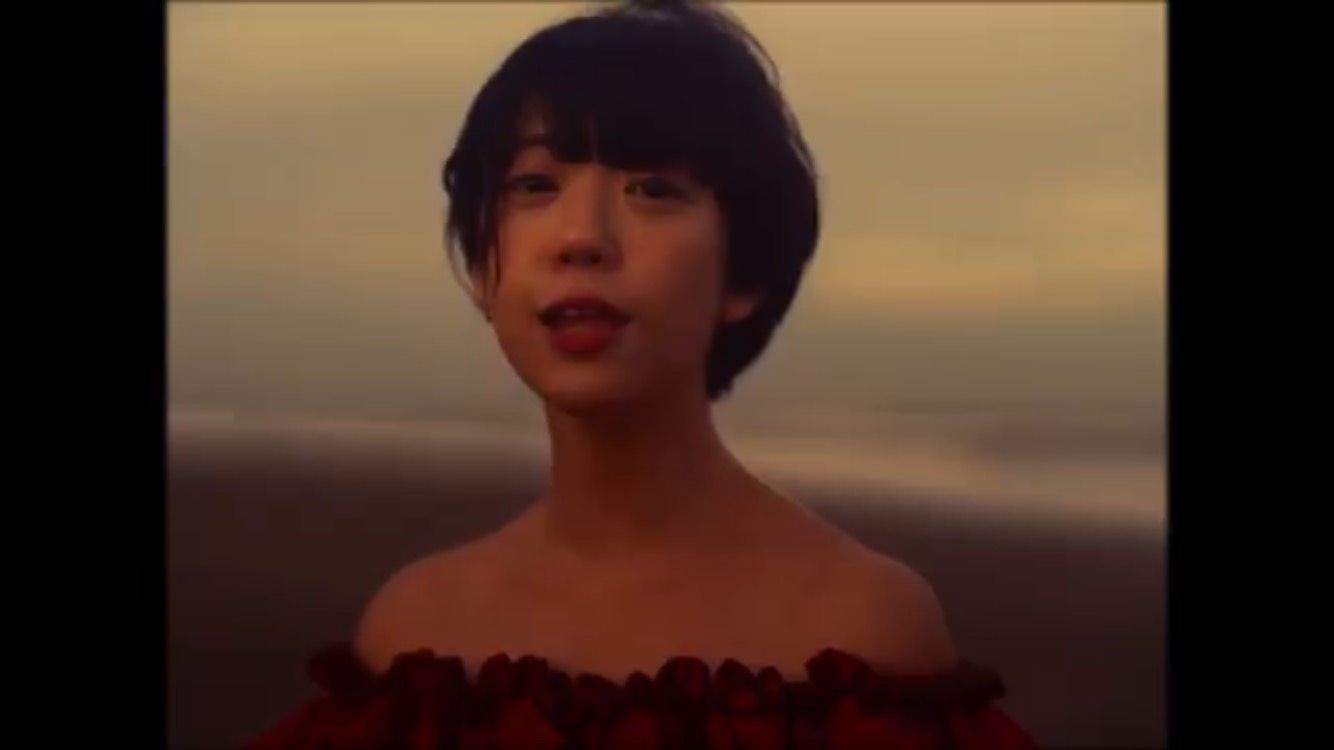 永原真夏「ON THE ROAD」ミュージックビデオのワンシーン。