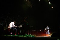 ライブBlu-ray「Live of Lazward Piano "bilberry tour" at 東京グローブ座」に収録される東京・東京グローブ座公演の様子。（撮影：竹谷さくら）