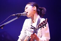 ライブBlu-ray「Live of Lazward Piano "bilberry tour" at 東京グローブ座」に収録される東京・東京グローブ座公演の様子。（撮影：竹谷さくら）