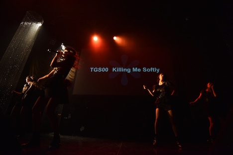 “TGS00”「Killing Me Softly」を歌う東京女子流。