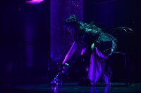 椅子を使ってパフォーマンスする新井ひとみ。