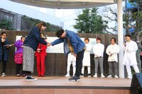 プロポーズを見守るDa-iCEとメイプル超合金。