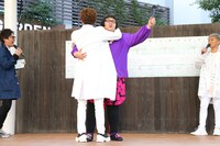 安藤なつ（メイプル超合金）をハグする岩岡徹（Da-iCE）。