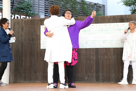 安藤なつ（メイプル超合金）をハグする岩岡徹（Da-iCE）。