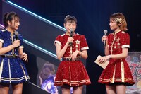 左から松本日向、松岡はな、山下エミリー。(c)AKS