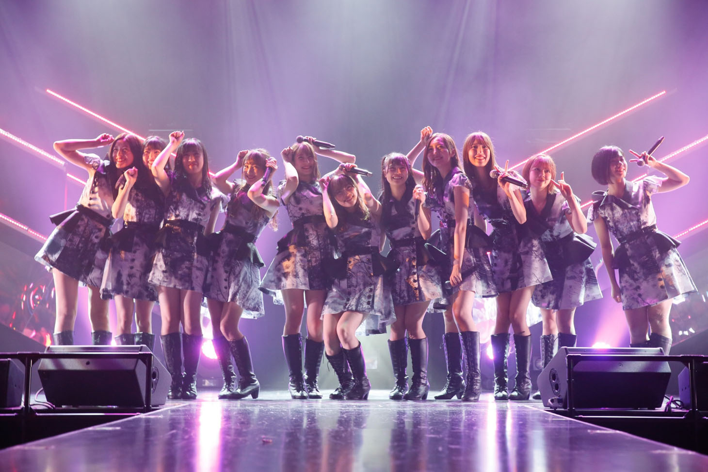 「7周年記念特別公演」よりHKT48 1期生と指原莉乃。(c)AKS