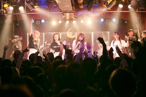 LADYBABY「ExEx –The CHAOS NIGHT‐」の様子。（撮影：小林公士）