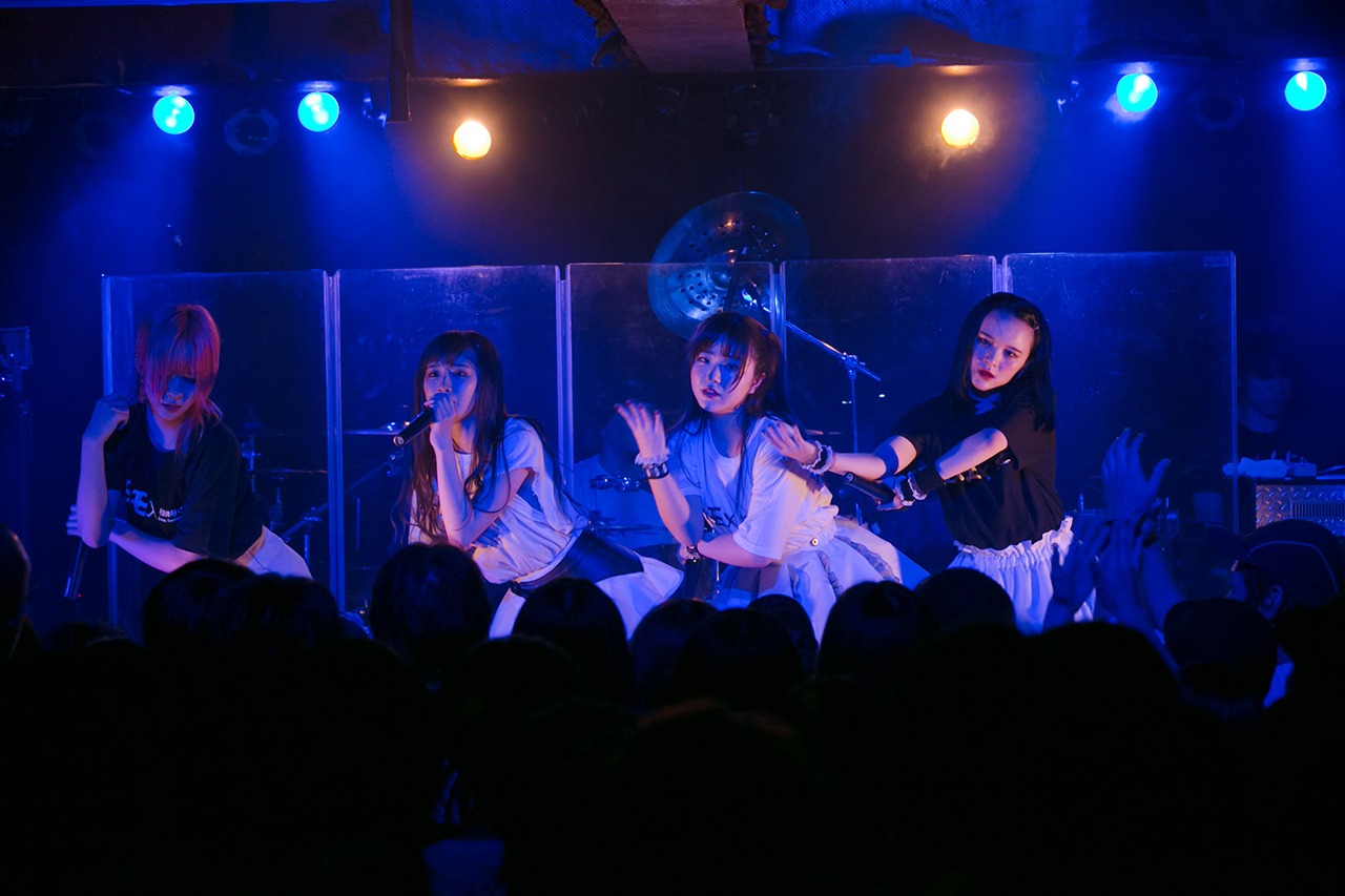 LADYBABY「ExEx –The CHAOS NIGHT‐」の様子。（撮影：小林公士）