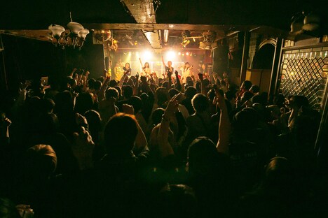 LADYBABY「ExEx –The CHAOS NIGHT‐」の様子。（撮影：小林公士）