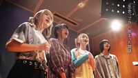 「絶対的に君と」MVのワンシーン。