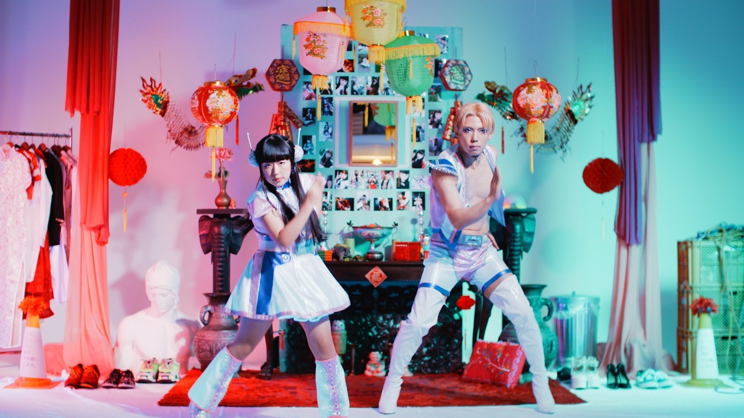 KOTO「タイガーファイヤーサイバーファイター」ミュージックビデオのワンシーン。