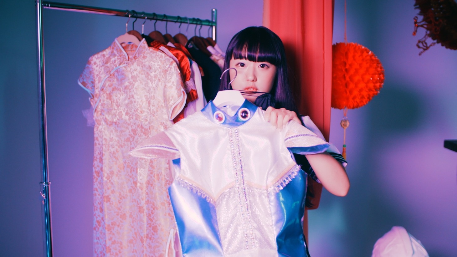 KOTO「タイガーファイヤーサイバーファイター」ミュージックビデオのワンシーン。