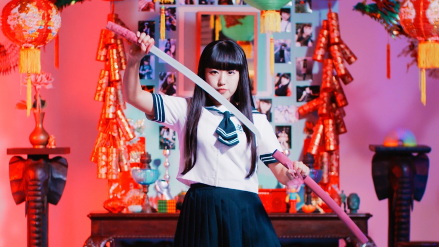 KOTO「タイガーファイヤーサイバーファイター」ミュージックビデオのワンシーン。