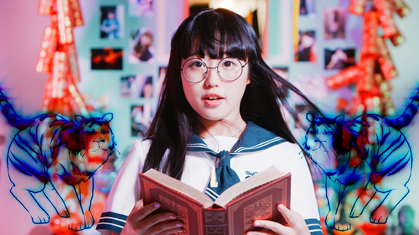 KOTO「タイガーファイヤーサイバーファイター」ミュージックビデオのワンシーン。