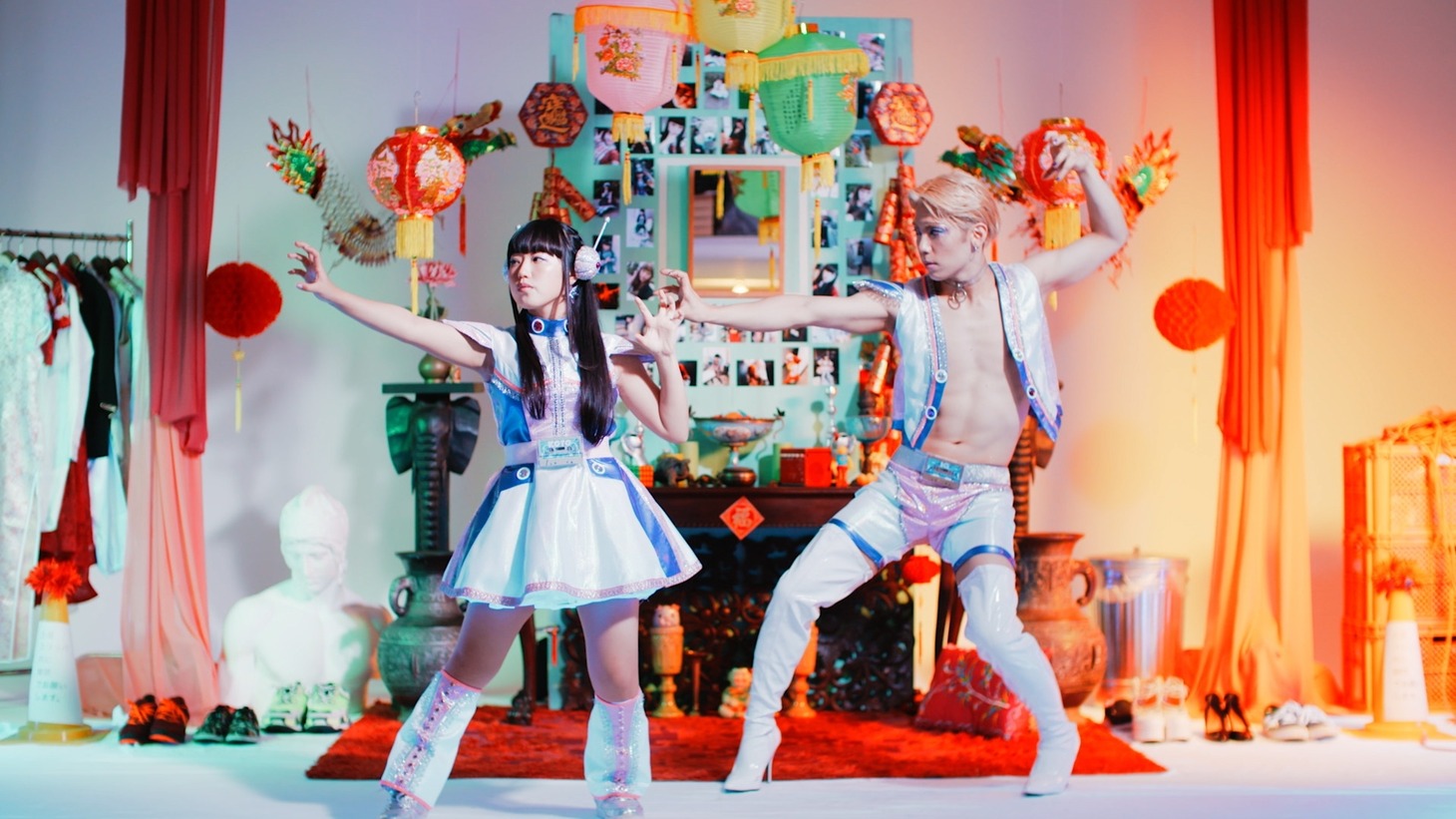 KOTO「タイガーファイヤーサイバーファイター」ミュージックビデオのワンシーン。