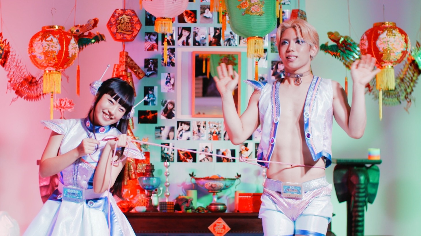 KOTO「タイガーファイヤーサイバーファイター」ミュージックビデオのワンシーン。