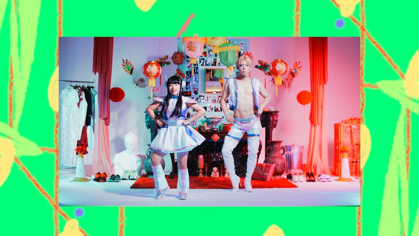 KOTO「タイガーファイヤーサイバーファイター」ミュージックビデオのワンシーン。