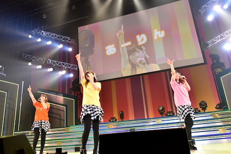 「Help me, あーりん！/」を歌う御形アリシアナ（福原綾香）、明坂芹菜（新田恵海）、天王洲なずな（山本彩乃）。