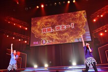 「燃えてもエンジョイ！宛城、炎上!! 」を歌う箱部なる（M・A・O）と小仏凪（佐倉薫）。