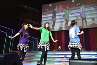 ファンからの「回ってー」の声に答える佐倉薫、高野麻里佳、M・A・O（左から）。