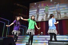 ファンからの「回ってー」の声に答える佐倉薫、高野麻里佳、M・A・O（左から）。