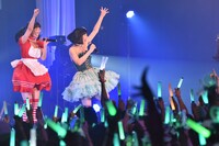 「ララァ」を分け合う古川未鈴（左）と夢眠ねむ（右）。