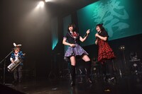 柏森進（左）のキーボードを回転させるパフォーマンスを間近で観て大興奮の夢眠ねむ（中央）。