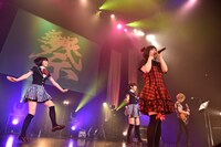 MOSAIC.WAVのバックで踊る夢眠ねむと古川未鈴。