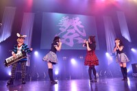 MOSAIC.WAVとコラボレーションする夢眠ねむ（左から2番目）と古川未鈴（右端）。