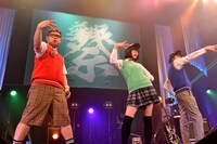 「シャッターチャンス'93」でポーズを決めるONIGAWARAと夢眠ねむ（中央）。