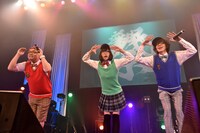 「シャッターチャンス'93」でポーズを決めるONIGAWARAと夢眠ねむ（中央）。