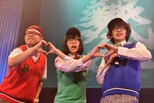 手でハートを作るONIGAWARAと夢眠ねむ（中央）。