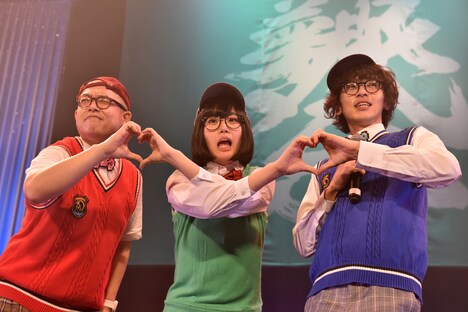 手でハートを作るONIGAWARAと夢眠ねむ（中央）。