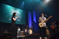 ステージ上で共演する夢眠ねむ（左）とスネオヘアー（右）。