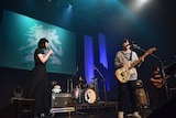 ステージ上で共演する夢眠ねむ(左)とスネオヘアー(右)。